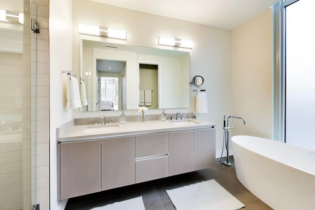 360 W Erie Street 5D, Chicago, IL 60654