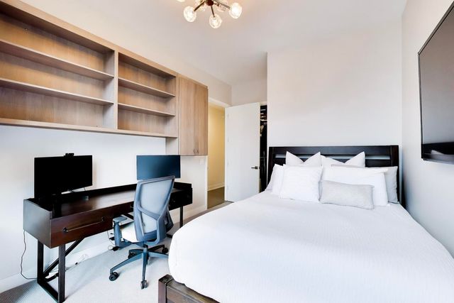 360 W Erie Street 5D, Chicago, IL 60654