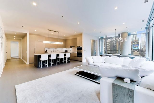 360 W Erie Street 5D, Chicago, IL 60654