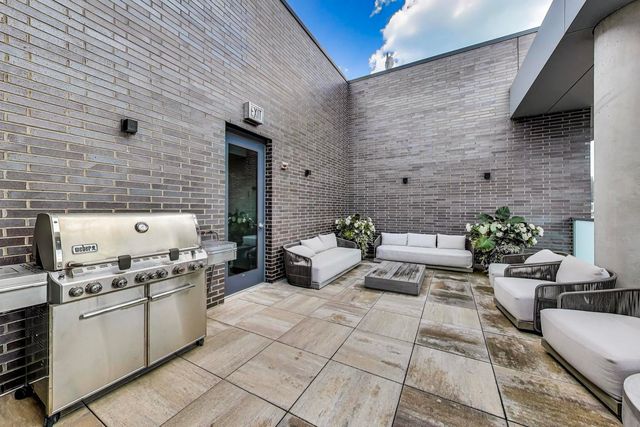 360 W Erie Street 5D, Chicago, IL 60654