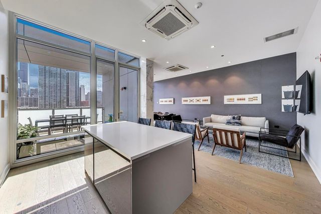 360 W Erie Street 5D, Chicago, IL 60654