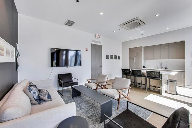 360 W Erie Street 5D, Chicago, IL 60654