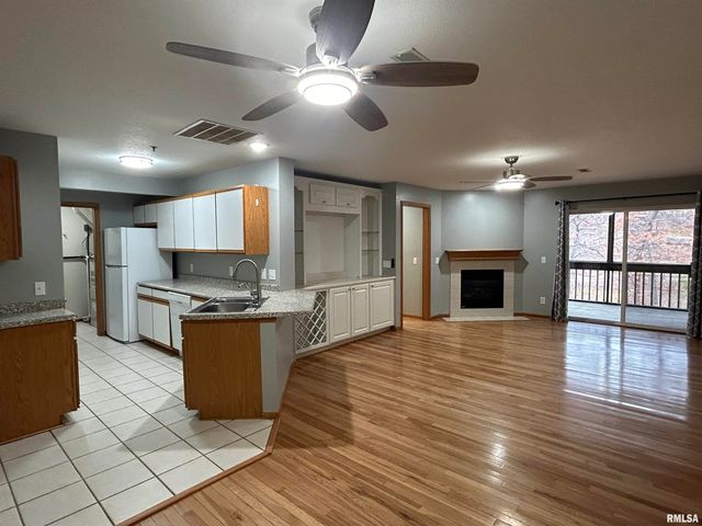 3810 CREEK HILL Drive, Bettendorf, IA 52722