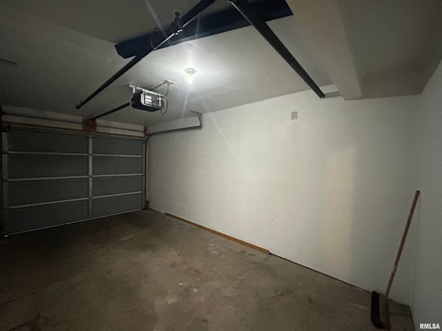 3810 CREEK HILL Drive, Bettendorf, IA 52722