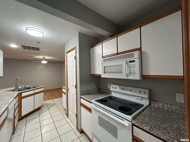 3810 CREEK HILL Drive, Bettendorf, IA 52722