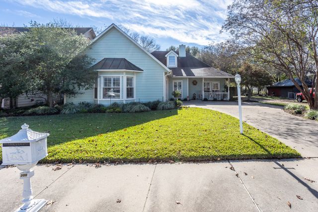 300 E REDBUD Lane, Lancaster, TX 75146