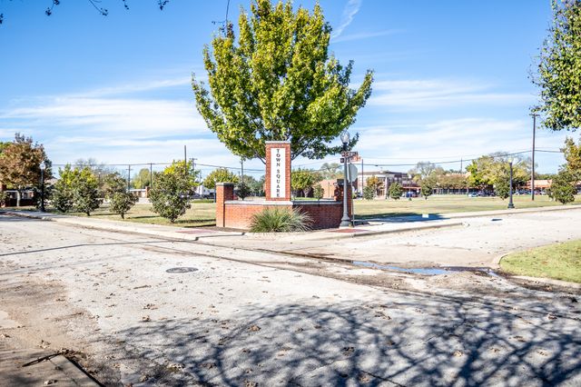 300 E REDBUD Lane, Lancaster, TX 75146