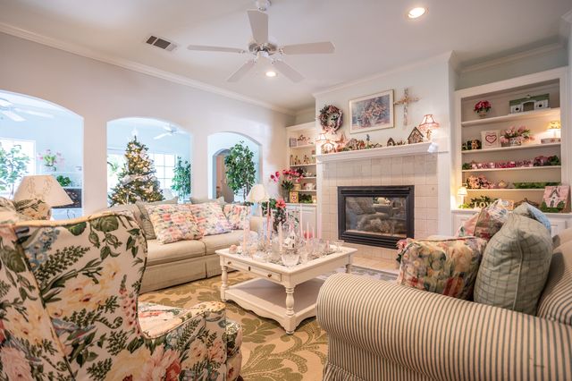 300 E REDBUD Lane, Lancaster, TX 75146