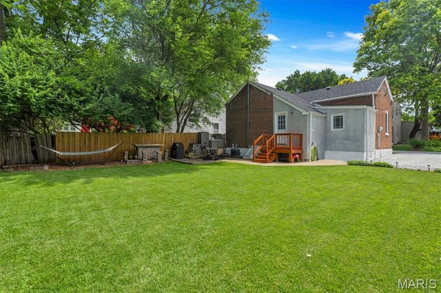 915 N Benton Avenue, St Charles, MO 63301