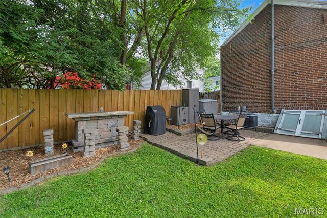 915 N Benton Avenue, St Charles, MO 63301