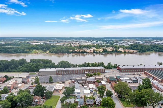 915 N Benton Avenue, St Charles, MO 63301