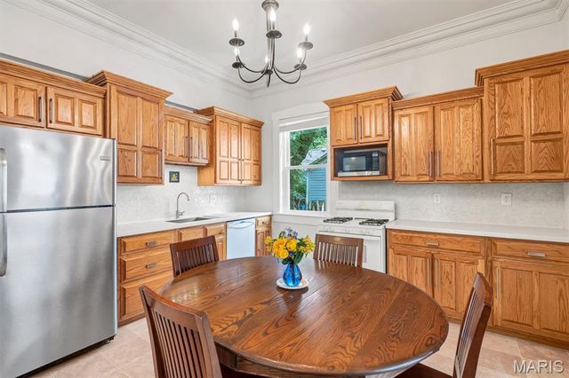 915 N Benton Avenue, St Charles, MO 63301