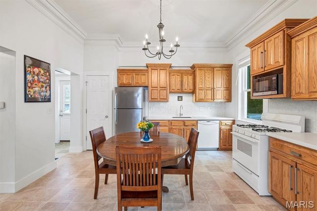 915 N Benton Avenue, St Charles, MO 63301