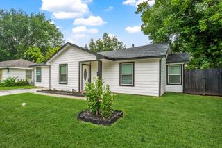 901 S 7th Street, Baytown, TX 77520