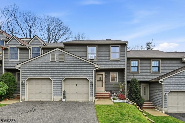 12 Mountain Ridge Rd, Bloomingdale Boro, NJ 07403