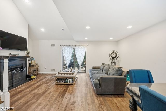 12 Mountain Ridge Rd, Bloomingdale Boro, NJ 07403