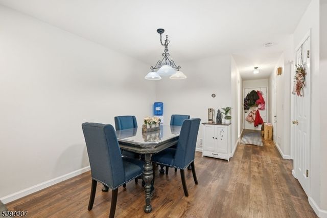 12 Mountain Ridge Rd, Bloomingdale Boro, NJ 07403