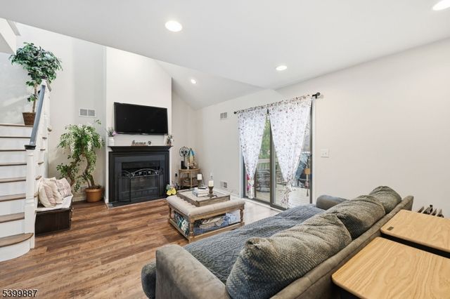 12 Mountain Ridge Rd, Bloomingdale Boro, NJ 07403