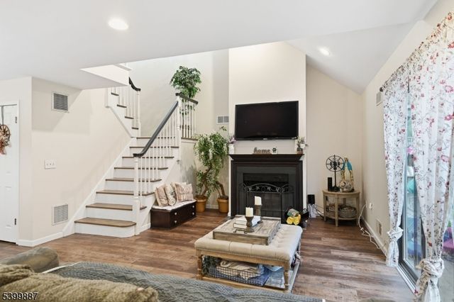 12 Mountain Ridge Rd, Bloomingdale Boro, NJ 07403