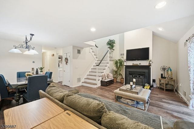 12 Mountain Ridge Rd, Bloomingdale Boro, NJ 07403