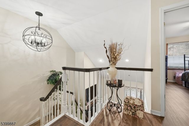 12 Mountain Ridge Rd, Bloomingdale Boro, NJ 07403