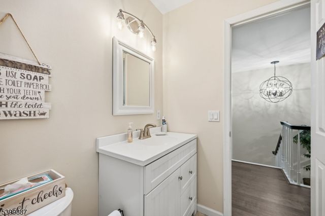 12 Mountain Ridge Rd, Bloomingdale Boro, NJ 07403