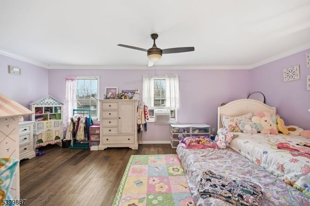 12 Mountain Ridge Rd, Bloomingdale Boro, NJ 07403