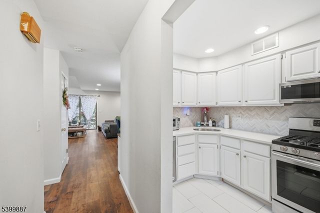 12 Mountain Ridge Rd, Bloomingdale Boro, NJ 07403