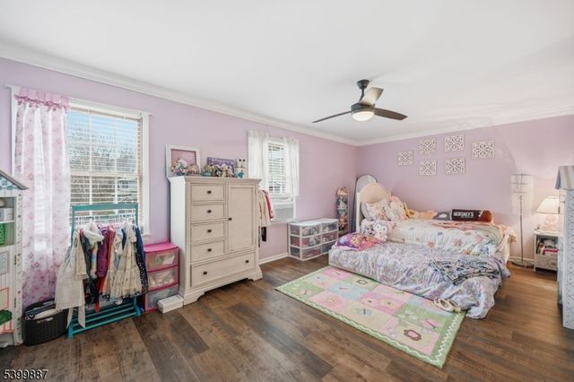 12 Mountain Ridge Rd, Bloomingdale Boro, NJ 07403