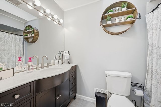 12 Mountain Ridge Rd, Bloomingdale Boro, NJ 07403