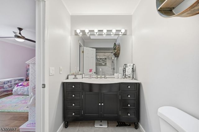 12 Mountain Ridge Rd, Bloomingdale Boro, NJ 07403