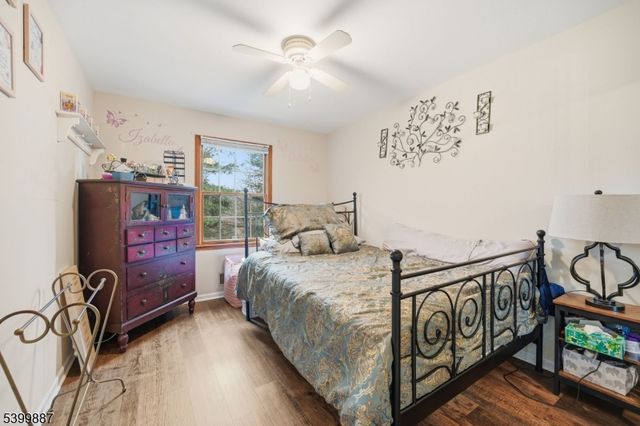 12 Mountain Ridge Rd, Bloomingdale Boro, NJ 07403