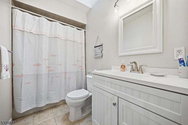 12 Mountain Ridge Rd, Bloomingdale Boro, NJ 07403