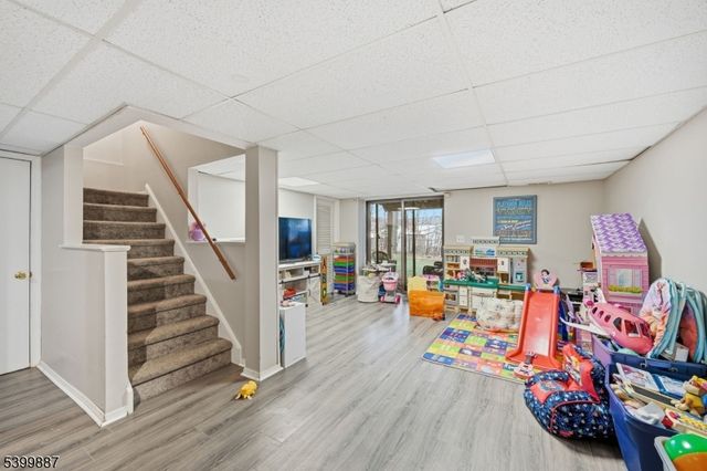 12 Mountain Ridge Rd, Bloomingdale Boro, NJ 07403