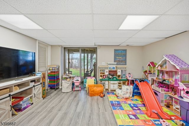 12 Mountain Ridge Rd, Bloomingdale Boro, NJ 07403