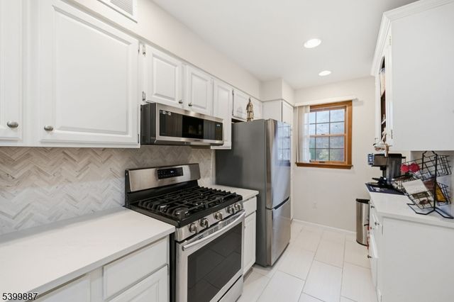 12 Mountain Ridge Rd, Bloomingdale Boro, NJ 07403