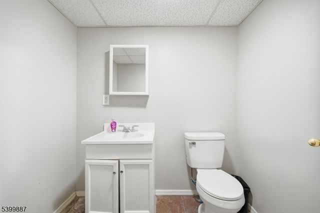 12 Mountain Ridge Rd, Bloomingdale Boro, NJ 07403