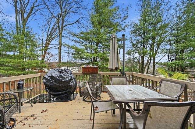 12 Mountain Ridge Rd, Bloomingdale Boro, NJ 07403