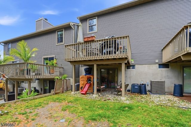 12 Mountain Ridge Rd, Bloomingdale Boro, NJ 07403