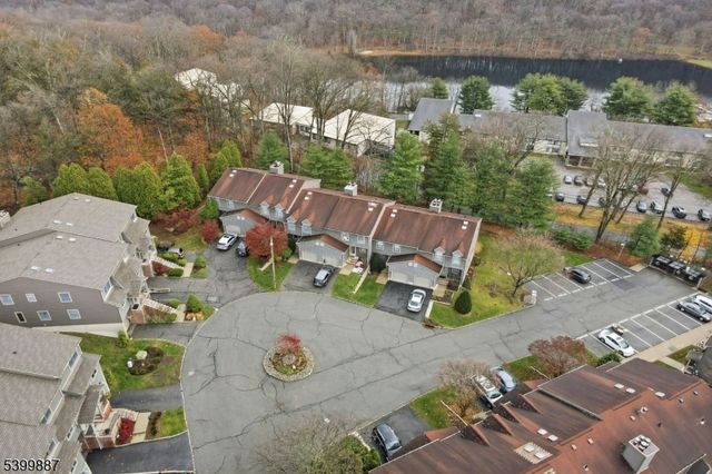 12 Mountain Ridge Rd, Bloomingdale Boro, NJ 07403