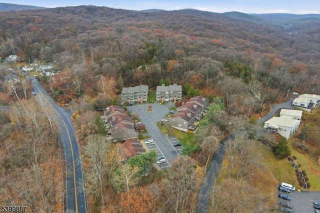 12 Mountain Ridge Rd, Bloomingdale Boro, NJ 07403