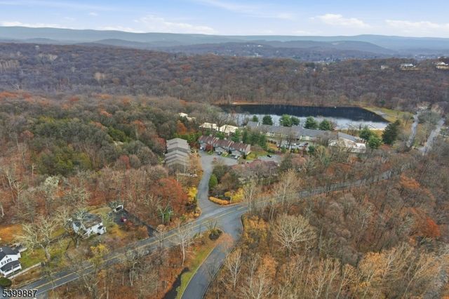 12 Mountain Ridge Rd, Bloomingdale Boro, NJ 07403