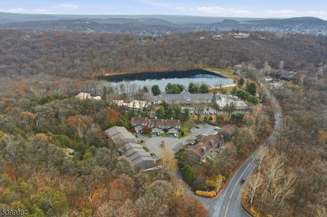 12 Mountain Ridge Rd, Bloomingdale Boro, NJ 07403