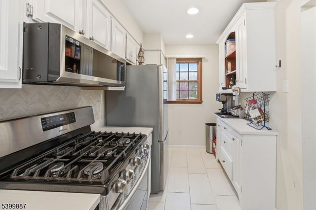 12 Mountain Ridge Rd, Bloomingdale Boro, NJ 07403