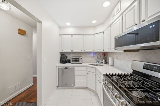 12 Mountain Ridge Rd, Bloomingdale Boro, NJ 07403