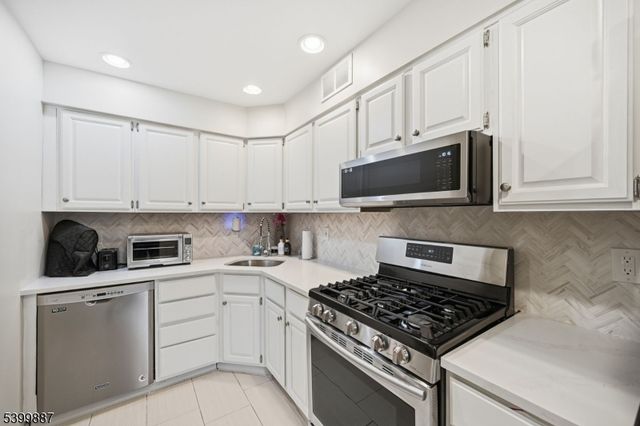 12 Mountain Ridge Rd, Bloomingdale Boro, NJ 07403