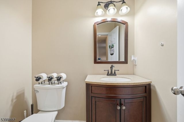 12 Mountain Ridge Rd, Bloomingdale Boro, NJ 07403