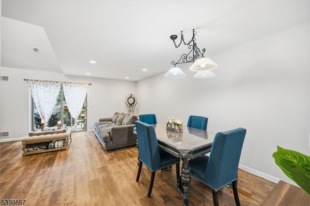 12 Mountain Ridge Rd, Bloomingdale Boro, NJ 07403