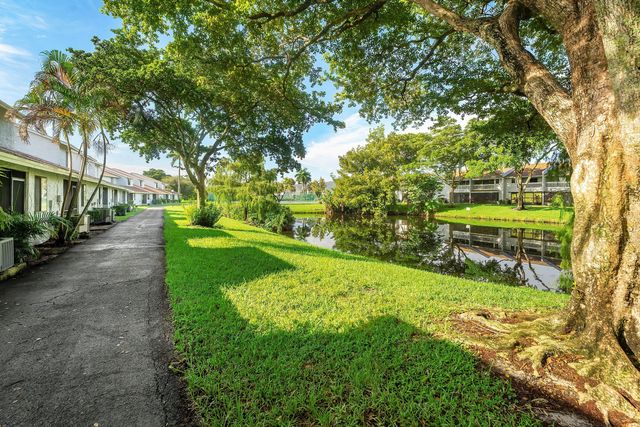 1595 Woodbridge Lakes Circle, West Palm Beach, FL 33406