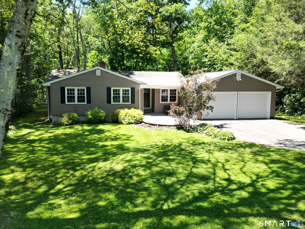 41 Hemlock Trail, Trumbull, CT 06611